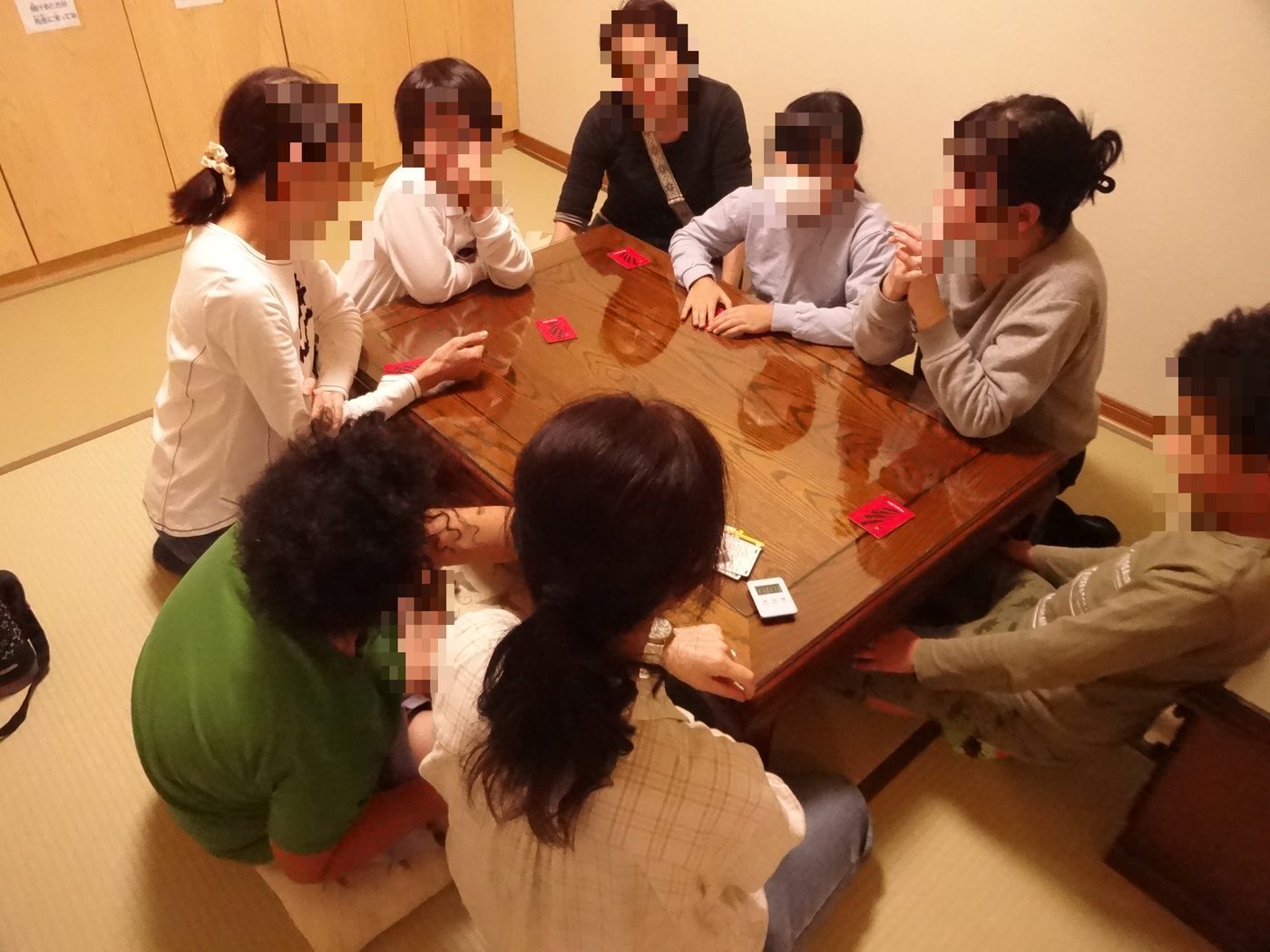 保護者の方々がテーブルを囲んで語り合う様子